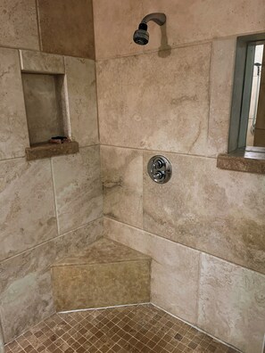 Hair dryer, towels, soap, toilet paper - Resort-Style Home for Families: Pool, Theater, Arcade, Hot Tub, Central location (San Diego)