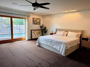 5 makuuhuonetta, työpöytä, silitysrauta/-lauta, vauvan matkasänky