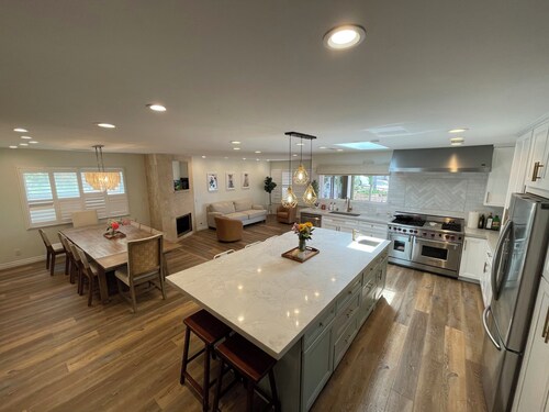 Resort-Style Home for Families: Pool, Theater, Arcade, Hot Tub, Central location