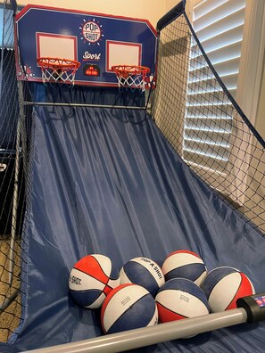 Game room - Resort-Style Home for Families: Pool, Theater, Arcade, Hot Tub, Central location (San Diego)