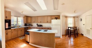 Kühlschrank, Ofen, Herdplatte, Geschirrspüler