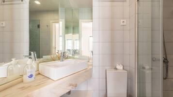 Een douche, een haardroger, handdoeken