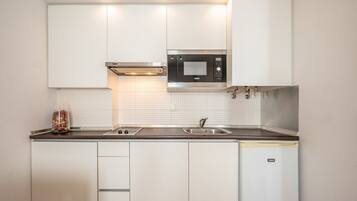 Een magnetron, een koffiezetapparaat/waterkoker, een broodrooster