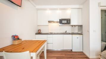 Een magnetron, een koffiezetapparaat/waterkoker, een broodrooster