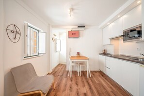 Microondas, cafetera y tetera y tostadora 