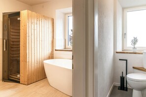 Umweltfreundliche Kosmetikartikel, Haartrockner, Handtücher, Seife