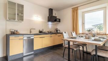 Réfrigérateur, micro-ondes, plaque de cuisson, lave-vaisselle