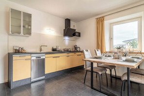 Fridge, microwave, stovetop, dishwasher