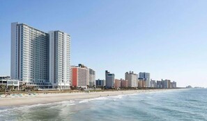 Beach - Spacious 2-bedroom suite [1 King/2 Queens] + Ocean Front Balcony in Myrtle Beach (Myrtle Beach)