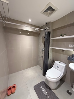 Douche, sèche-cheveux, bidet, serviettes fournies