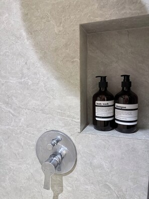 Shower, hair dryer, bidet, towels