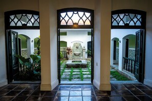 المنشأة من الداخل