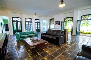 المنشأة من الداخل