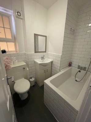 Apartment | Bathroom | Shower, towels - 3 Bed Flat - Sleeps 6 - Parking - Wifi (London)