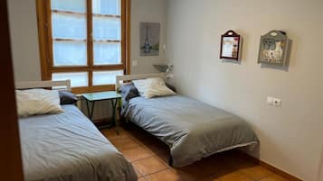 2 makuuhuonetta, silitysrauta/-lauta, vuodevaatteet