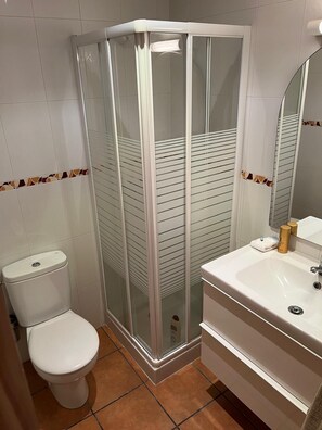 Haartrockner, Handtücher, Seife, Toilettenpapier