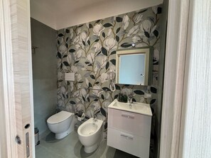 Kamar Double, pemandangan kota | Kamar mandi | Shower, perlengkapan mandi gratis, pengering rambut, dan handuk