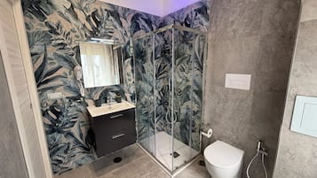Habitación doble, baño privado | Baño | Regadera, amenidades de baño gratuitas, secadora de cabello, toallas