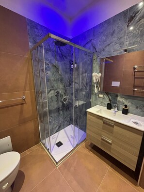 Phòng đôi, quang cảnh thành phố | Phòng tắm | Buồng tắm vòi sen, đồ dùng nhà tắm miễn phí, máy sấy tóc, khăn tắm