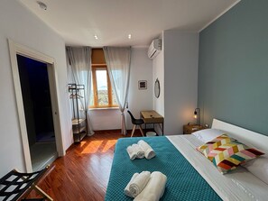 Kamar Double, pemandangan kota | Seprai premium, selimut bulu angsa, busa memori, dan meja kerja