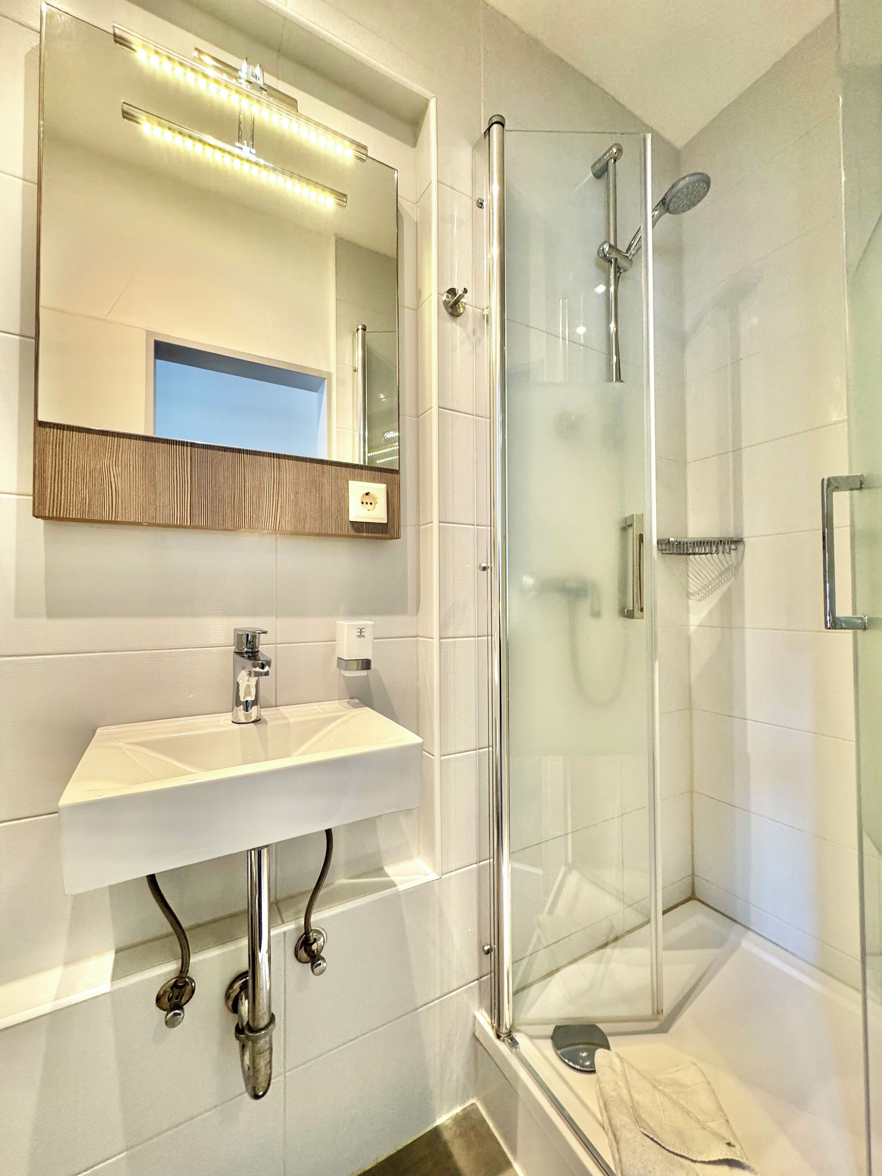Standard Room, Park View | Bathroom | Shower, towels, shampoo, toilet paper