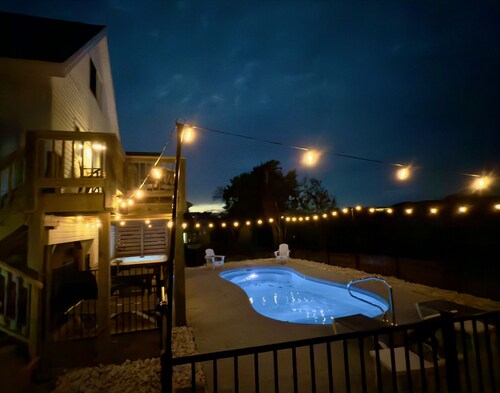 Hot Tub & Saltwater Pool!  3min Walk to Beach with Private Dock. Pet Friendly!