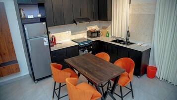 Micro-ondes, four, plaque de cuisson