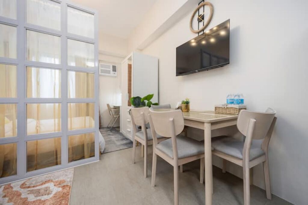 1 slaapkamer, een kluis op de kamer, een bureau