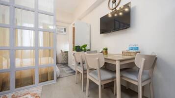 1 slaapkamer, een kluis op de kamer, een bureau