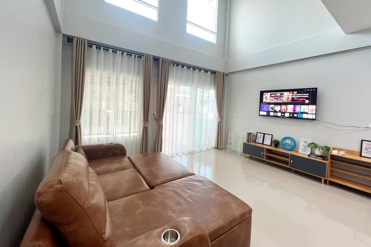 City Townhome, 3 Bedrooms, Private Bathroom | Living area | TV