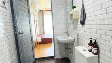City resortwoning, 3 slaapkamers, privébadkamer | Badkamer | Een douche, gratis toiletartikelen, een haardroger, handdoeken