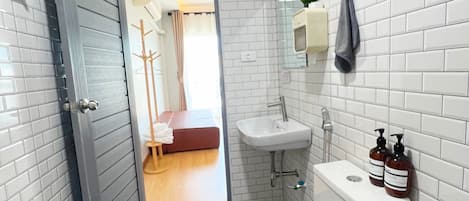 City Townhome, 3 Bedrooms, Private Bathroom | Bathroom | Shower, free toiletries, hair dryer, towels