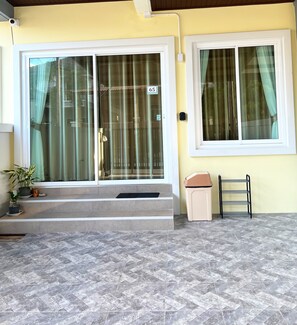 Vista frontal de la propiedad