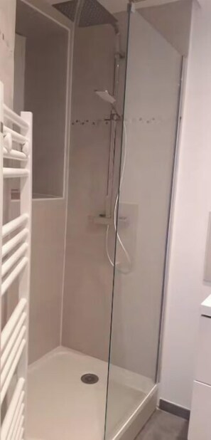 Douche, sèche-cheveux, savon, papier toilette