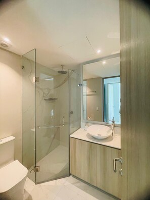 Douche, sèche-cheveux, serviettes fournies, papier toilette