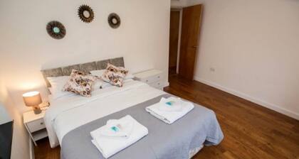 4 Bed Flat - Sleeps 10 - Pets - Parking