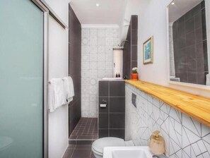 Bathroom - 4 Executive self catering Apartments, two with private hot tubs. (Cape Town)