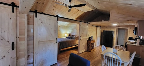 Charming 3-bedroom cabin with WiFi, AC in Promised Land State Park