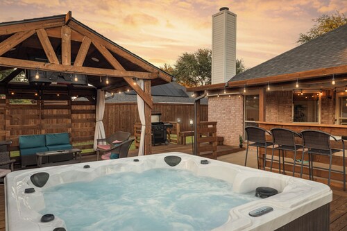 2 minutes from lake, Pickleball, Hot Tub, Pool table!