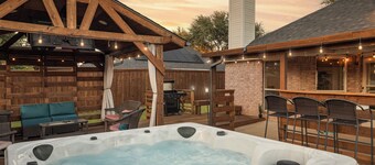 2 minutes from lake, Pickleball, Hot Tub, Pool table!
