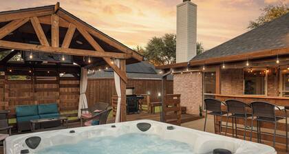 2 minutes from lake, Pickleball, Hot Tub, Pool table!