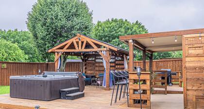 2 minutes from lake, Pickleball, Hot Tub, Pool table!
