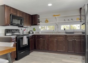 Kühlschrank, Mikrowelle, Ofen, Herdplatte