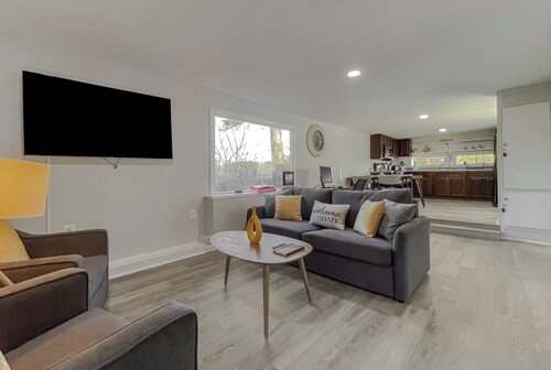 Beautiful Waterfront 2-bedroom cottage in tranquil Piney Point with WiFi, AC