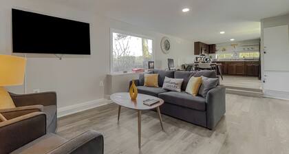 Beautiful Waterfront 2-bedroom cottage in tranquil Piney Point with WiFi, AC