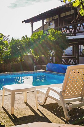 Outdoor pool, pool umbrellas - Samariwasi airport hotel (Yaruqui)