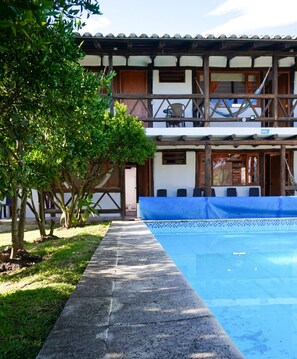 Outdoor pool, pool umbrellas - Samariwasi airport hotel (Yaruqui)