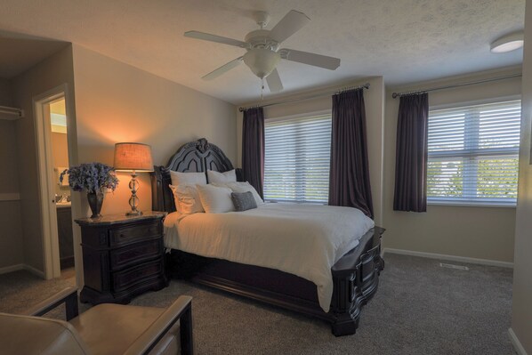 4 habitaciones, tabla de planchar con plancha, wifi y ropa de cama 