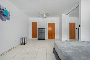 Apartment - Beach Access Escape With Pool and Tanning Lounges (San Juan)