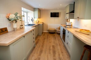 Kylskåp, diskmaskin, brödrost och grytor/köksredskap